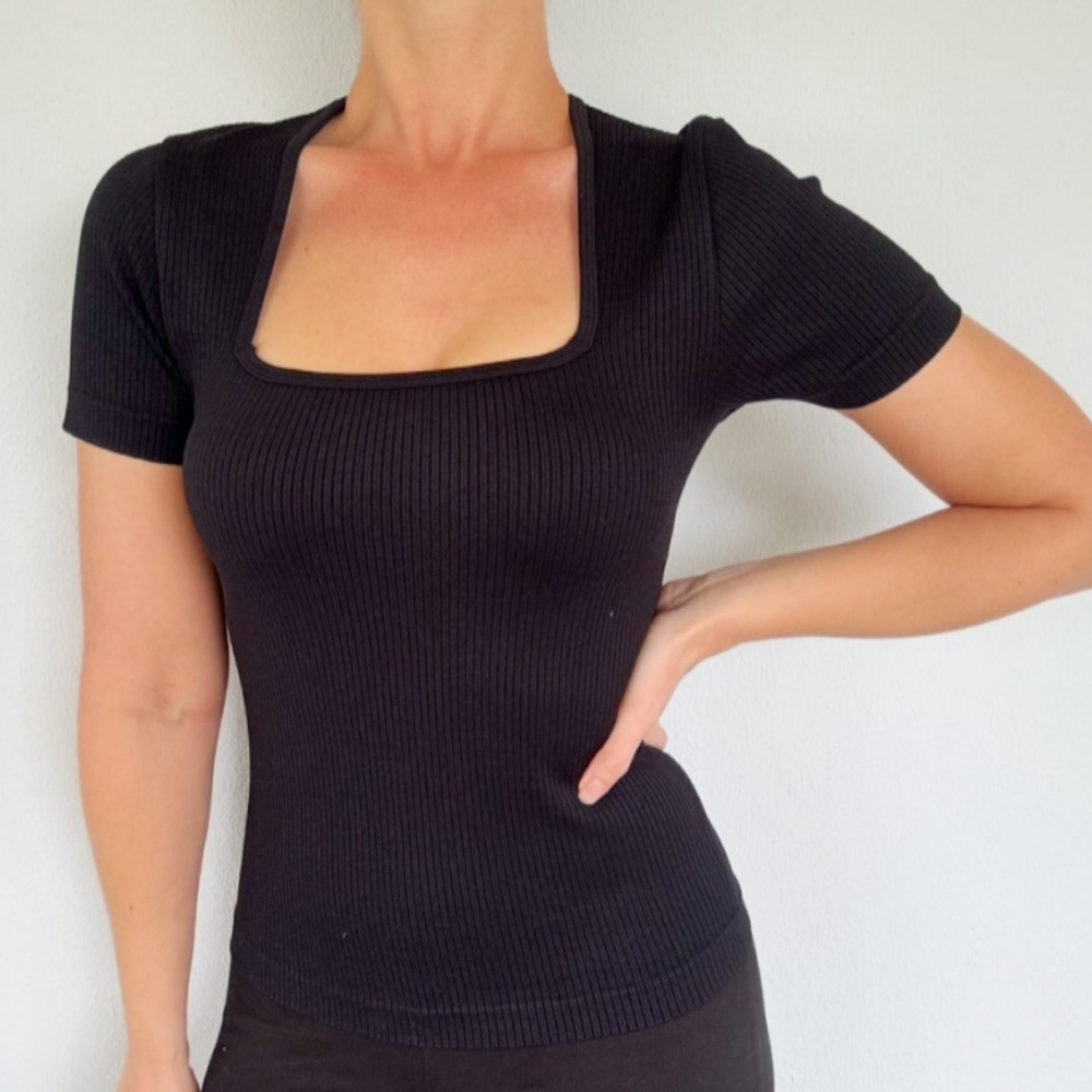 French Laundry black seamless square neck ribbed knit short sleeve top size S/M